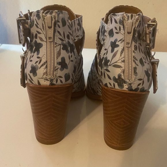 Gianni Bini bootiekryy
BLACK FRIDAY DEALS CHECK OUT MY CLOSET - Picture 3 of 7